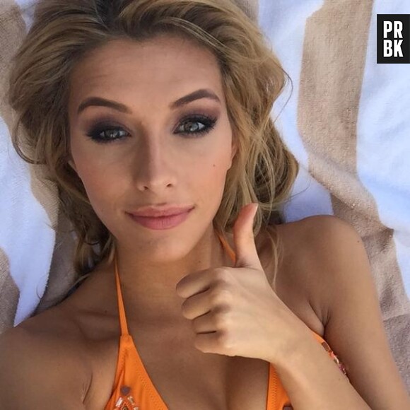 Camille Cerf sexy en bikini sur Instagram