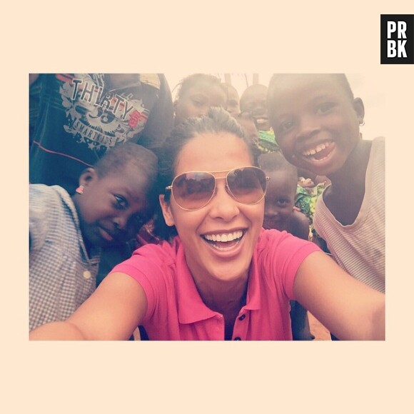 Ayem souriante avec des enfants orphelins du Bénin, le 19 mars 2015 sur Instagram