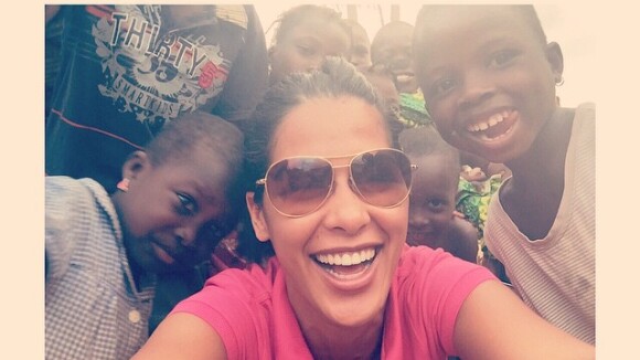 Ayem Nour souriante avec "ses enfants" sur Instagram