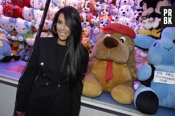 Ayem Nour souriante lors de la soirée d'ouverture de la Foire du Trône à Paris, le 27 mars 2015