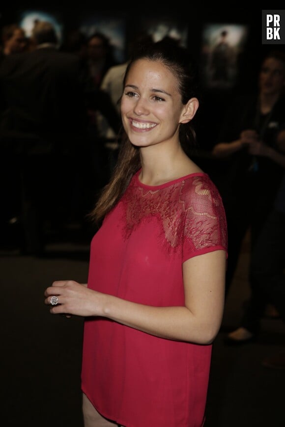 Lucie Lucas souriante au vernissage de l'exposition Harry Potter à la Cité du cinéma le 2 avril 2015