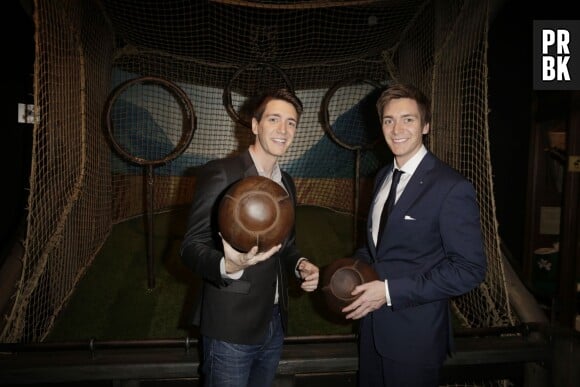 James et Oliver Phelps s'essaient au Quidditch au vernissage de l'exposition Harry Potter à la Cité du cinéma le 2 avril 2015