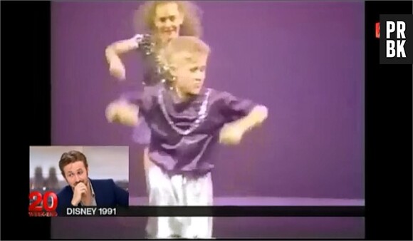 Ryan Gosling gêné devant des images de ses débuts enfant au Club Mickey, au JT de 20h de France 2, le 5 avril 2015