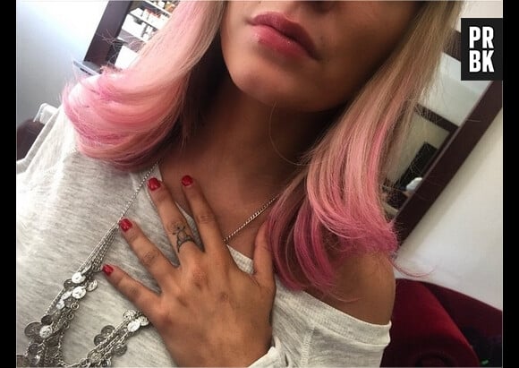 Anaïs Camizuli dévoile sa coloration rose sur Instagram le 8 avril 2015