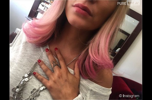 Ana&iuml;s Camizuli d&eacute;voile sa coloration rose sur Instagram le 8 avril 2015