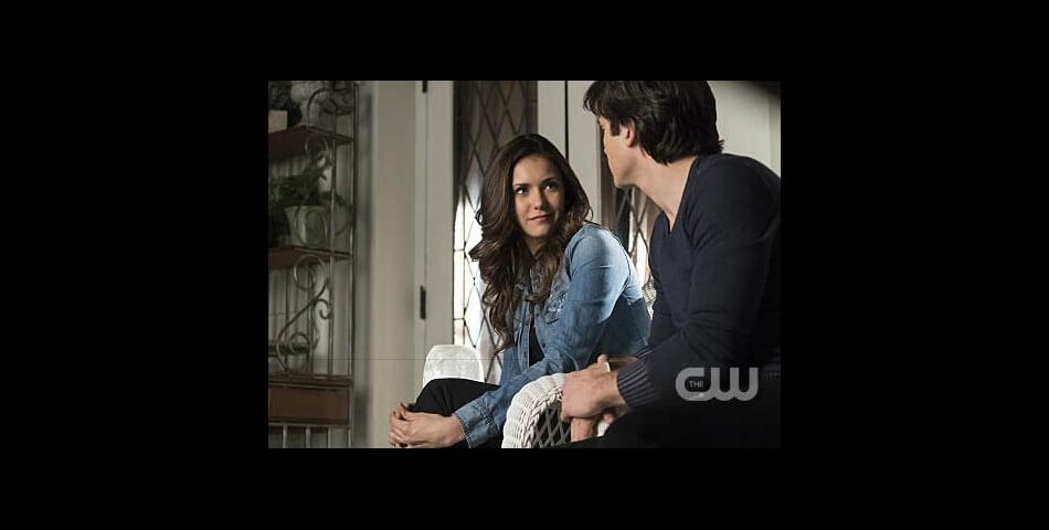 The Vampire Diaries saison 6, épisode 19 : Elena (Nina Dobrev) et Damon (Ian Somerhalder) sur une photo