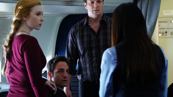 Castle saison 7 : Rick et Alexis apprenti-détectives dans un avion, face à des serpents