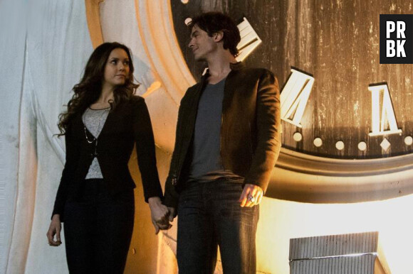 The Vampire Diaries saison 6, épisode 20 : Elena (Nina Dobrev) et Damon (Ian Somerhalder) sur une photo