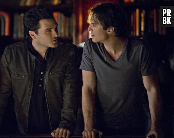 The Vampire Diaries saison 6, épisode 20 : Damon (Ian, Somerhalder) et Enzo (Michael Malarkey) sur une photo