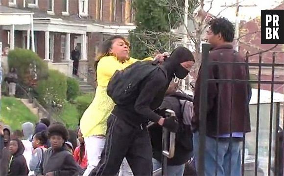 Baltimore : une maman sermonne son fils après qu'il ait participé aux émeutes contre les forces de l'ordre