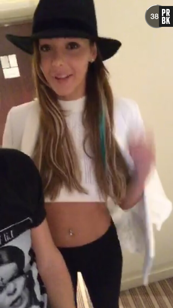 Nabilla Benattia avec les cheveux bleus sur le snapchat de Jeremstar le 30 avril 2015