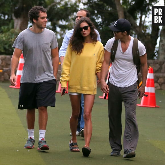 Paul Wesley, Phoebe Tonkin à et leurs amis à Rio de Janeiro le 1er mai 2015