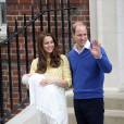  Kate Middleton et le Prince William souriants pr&eacute;sentent leur fille &agrave; la sortie de la Lindo Wing le 2 mai 2015 