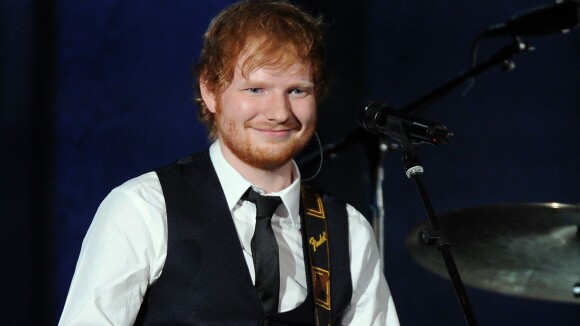 Ed Sheeran au bord des larmes lors d'une demande en mariage de fans sur scène