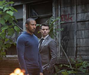 The Originals saison 2, épisode 22 : Marcel (Charles Michael Davis) et Elijah (Daniel Gillies) sur une photo