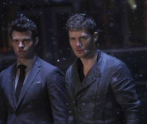 The Originals saison 2, épisode 22 : Klaus (Joseph Morgan) et Elijah (Daniel Gillies) sur une photo