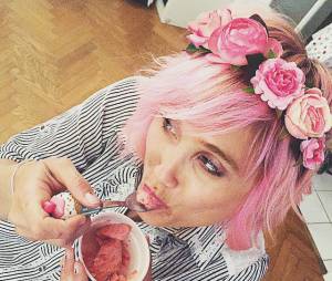 B&eacute;reng&egrave;re Krief avec les cheveux roses sur Instagram, le 11 mai 2015 sur Instagram