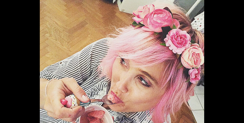  B&amp;eacute;reng&amp;egrave;re Krief avec les cheveux roses sur Instagram, le 11 mai 2015 sur Instagram 