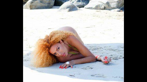 Afida Turner sexy et à moitié nue sur la plage avant le Festival de Cannes 2015