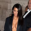 Kim Kardashian exhibe ses seins à la Fashion Week de Paris, le 25 septembre 2014