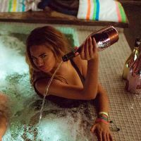 Beyoncé : polémique sur Twitter après avoir gaspillé une bouteille de champagne à 20 000 dollars