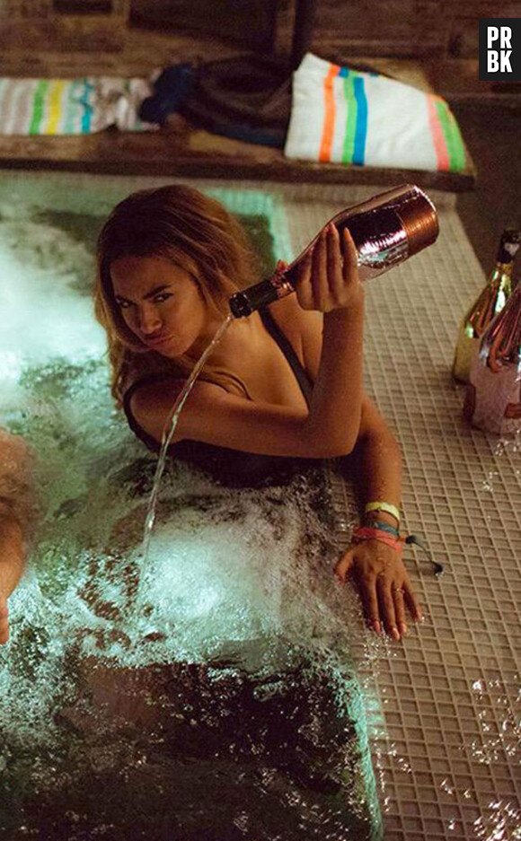 Beyoncé vide une bouteille de champagne à 20 000 dollars dans le clip de Feeling Myself