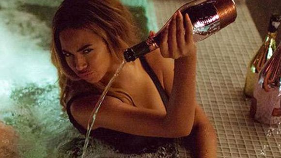 Beyoncé : polémique sur Twitter après avoir gaspillé une bouteille de champagne à 20 000 dollars