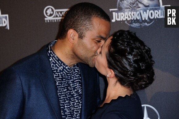 Tony Parker embrasse sa femme à l'avant-première parisienne du film Jurassic World, le 29 mai 2015