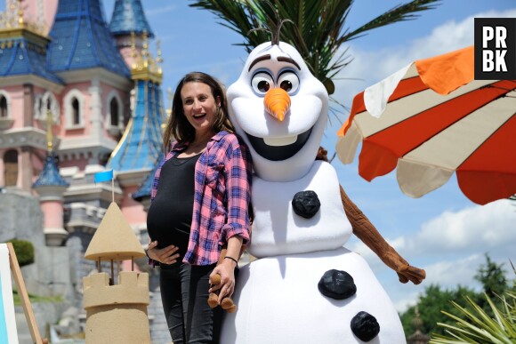 Camille Cottin et son baby bump au lancement de la Fete Givree à Disneyland Paris, le 30 mai 2015