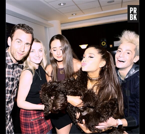 Ariana Grande pose avec Evanna Lynch et Matthew Lewis dans les coulisses de son concert à Londres le 1er juin 2015