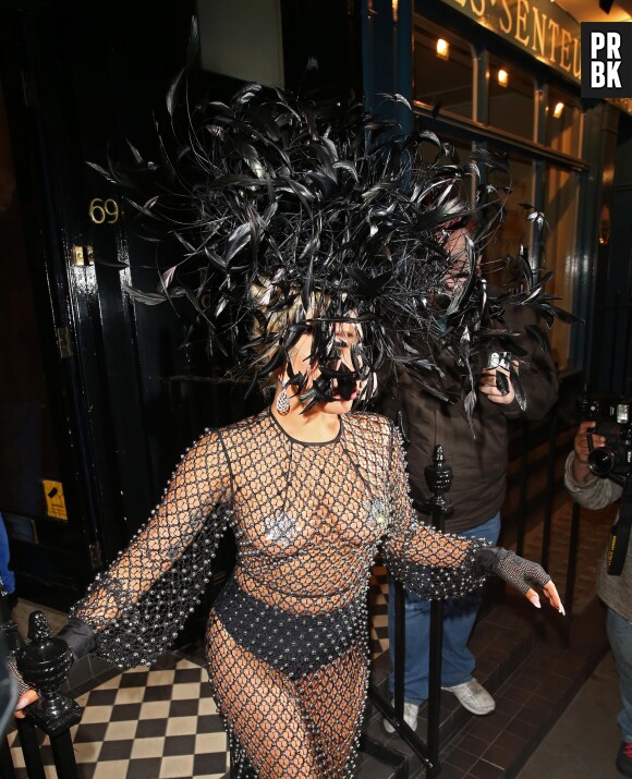 Lady Gaga topless dans la rue à la sortie du Royal Albert Hall de Londres, le 8 juin 2015