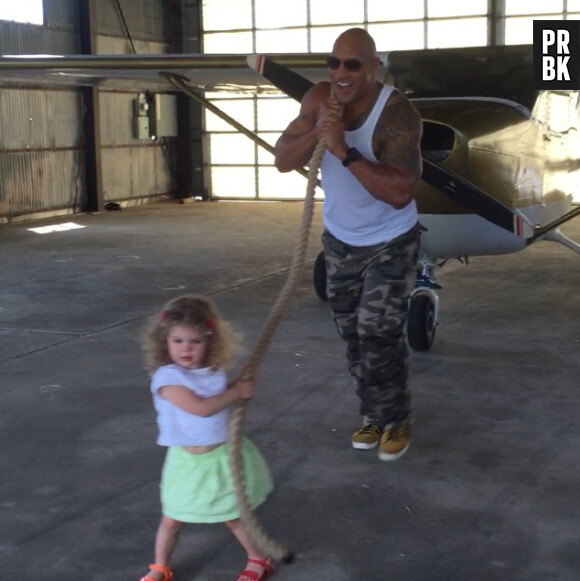 The Rock aide une petite fille à tirer un avion