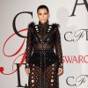 Kim Kardashian enceinte en robe Proenza Schouler aux CFDA Fashion Awards le 1er juin 2015 à New York