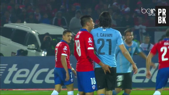 Edinson Cavani avec un doigt dans les fesses, le 24 juin 2015 pendant Uruguay vs Chili