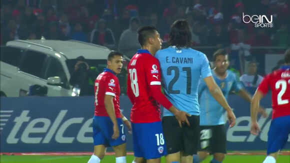 Edinson Cavani : la star du PSG se prend... un doigt dans les fesses en plein match