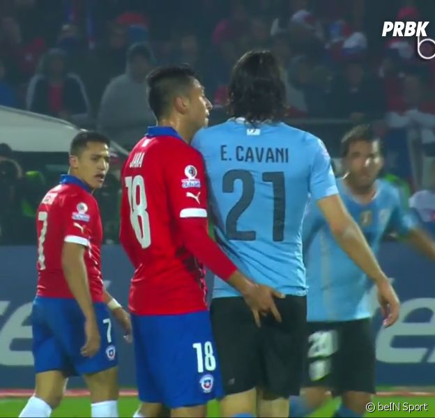 Edinson Cavani avec un doigt dans les fesses, le 24 juin 2015 pendant Uruguay vs Chili
