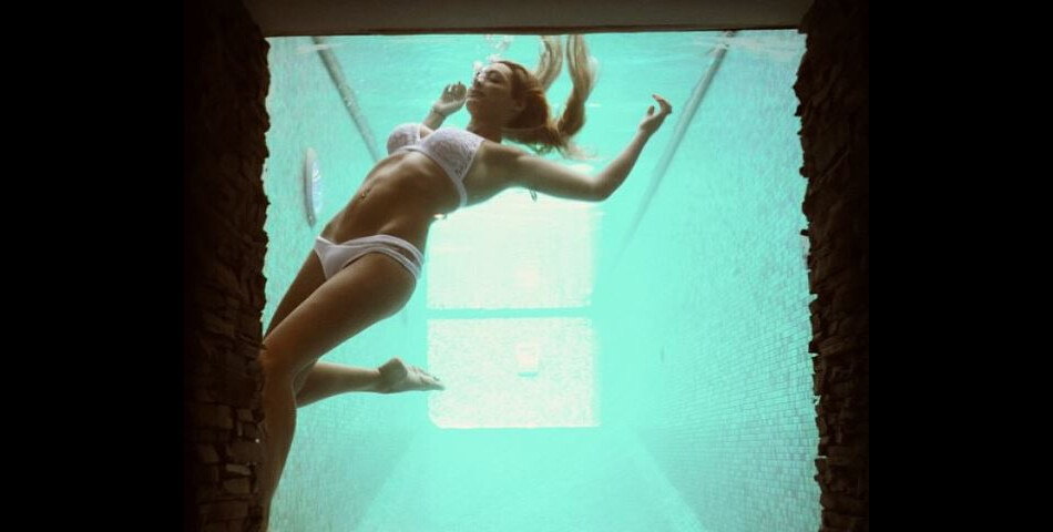Emilie Nef Naf sexy en bikini sur Instagram