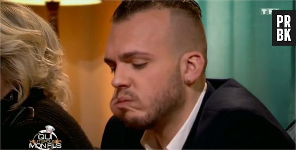Qui veut épouser mon fils 4 : Michael confond une bougie et un cupcake provoquant un fou rire pour sa maman Yvette et sa grand-mère Jeanine