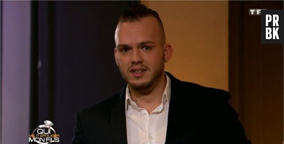 Qui veut épouser mon fils 4 : Michael confond une bougie et un cupcake provoquant un fou rire pour sa maman Yvette et sa grand-mère Jeanine