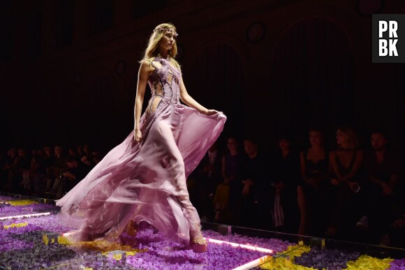 Karlie Kloss au défilé haute-couture Atelier Versace à Paris, 5 juillet 2015