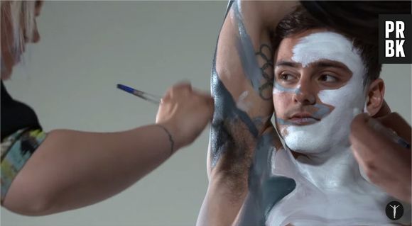 Tom Daley : le nageur sexy se transforme en requin le temps d'un shooting
