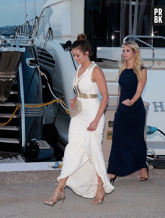 Nina Dobrev en robe blanche à la soirée de gala organisée par Leonardo DiCaprio le 22 juillet 2015 à Saint Tropez