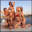 Nina Dobrev en bikini avec ses amies à Saint Tropez