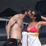 Nina Dobrev et Austin Stowell en couple : bisous et câlins pendant leurs vacances à Saint-Tropez