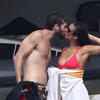 Nina Dobrev et Austin Stowell en couple : bisous et câlins pendant leurs vacances à Saint-Tropez