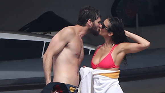 Nina Dobrev et Austin Stowell en couple : bisous et câlins pendant leurs vacances à Saint-Tropez