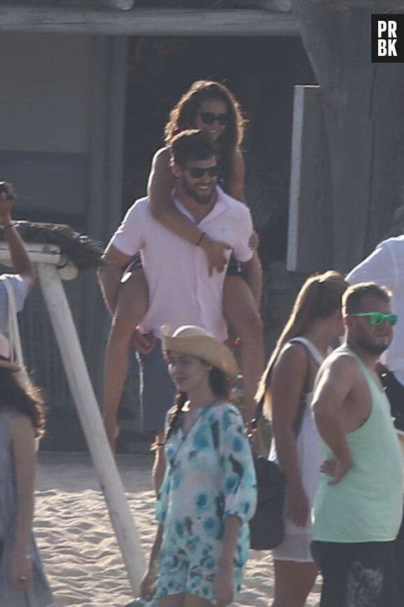 Nina Dobrev et Austin Stowell en amoureux à Saint-Tropez, le 24 juillet 2015