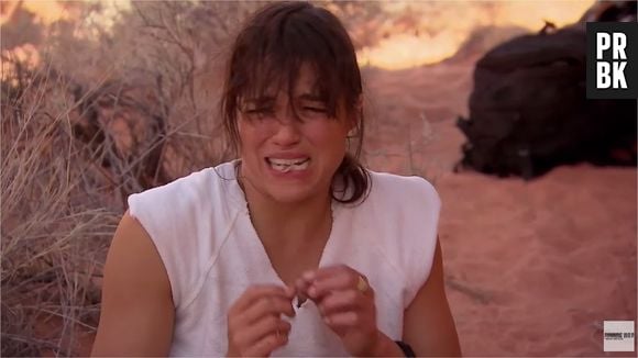 Michelle Rodriguez mange une souris bouillie dans son urine avec Bear Grylls pour l'émission Running Wild