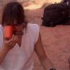 Michelle Rodriguez mange une souris bouillie dans son urine avec Bear Grylls pour l'émission Running Wild