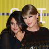 Taylor Swift et Selena Gomez aux MTV Video Music Awards le 30 août 2015 à Los Angeles